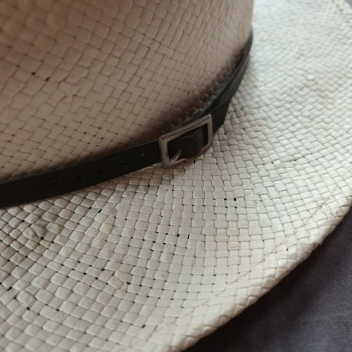 Men's hat like new, size 62, white beige