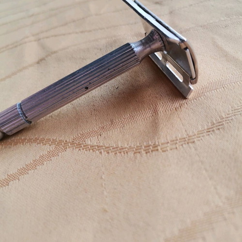 Vintage small barber set like new with Ski clipper, safety razor and brush