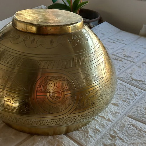 Brass planters set of 2 like new, large solid decorative pots