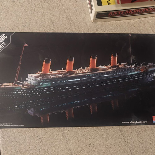 R.M.S. Titanic LED Set model kit 1/700 scale, Academy