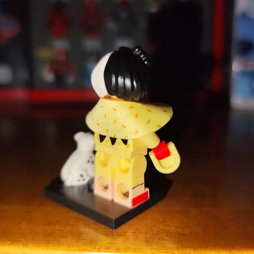 Cruella figure like new with base and accessories
