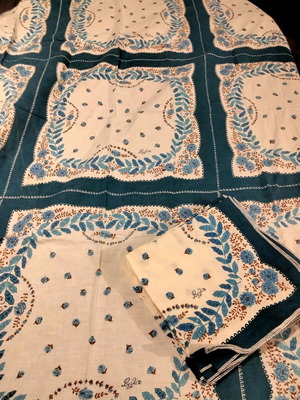 Cotton floral square tablecloth 117x110 cm like new with 6 napkins