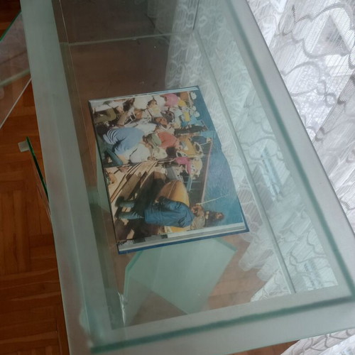 Glass display case like new with wheels for exhibition