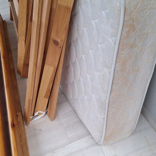 Bed with Media Strom mattress like new