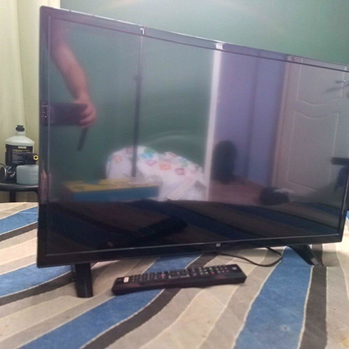 F&U 32" LED TV used with remote and screen issue