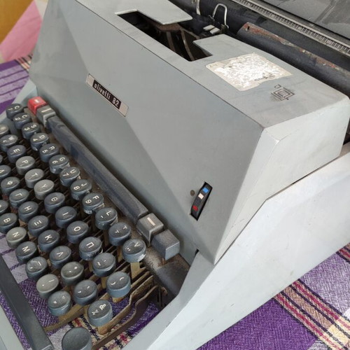 Olivetti 82 typewriter used in very good condition