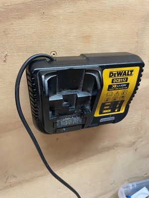 Βάση τοίχου φορτιστή Dewalt καινούργια