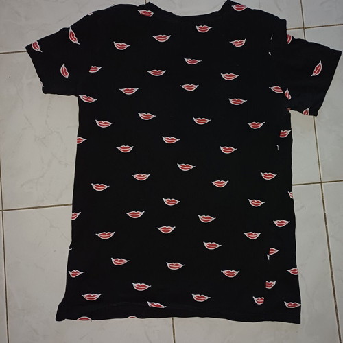 Stradivarius women's black t-shirt with red lips print, size S