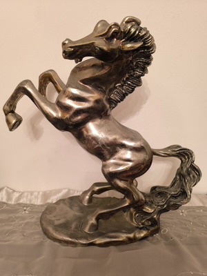 Silver-plated horse statue like new