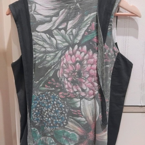 HEEL vest/shirt small like new, multicolored
