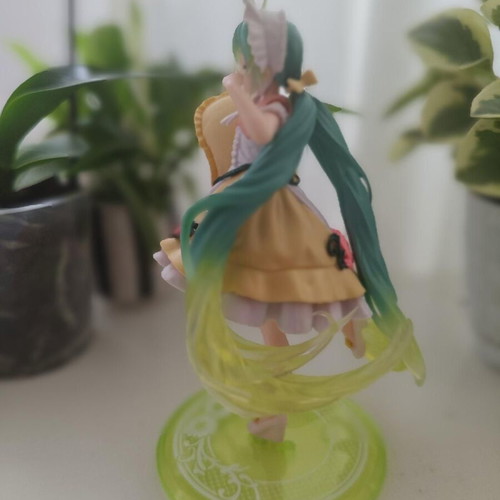 Hatsune Miku (Wonderland) 18 cm figure like new