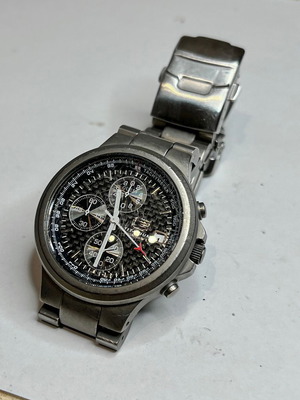 Guess Titanium Men's Watch like new, gray