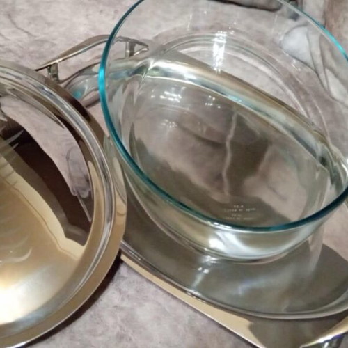 Tray with Pyrex and lid new