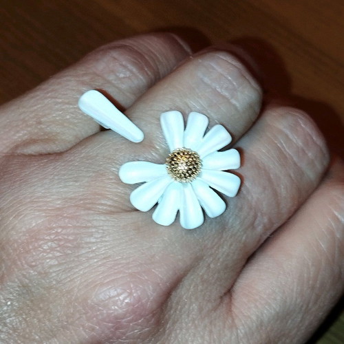 Daisy adjustable ring white unused