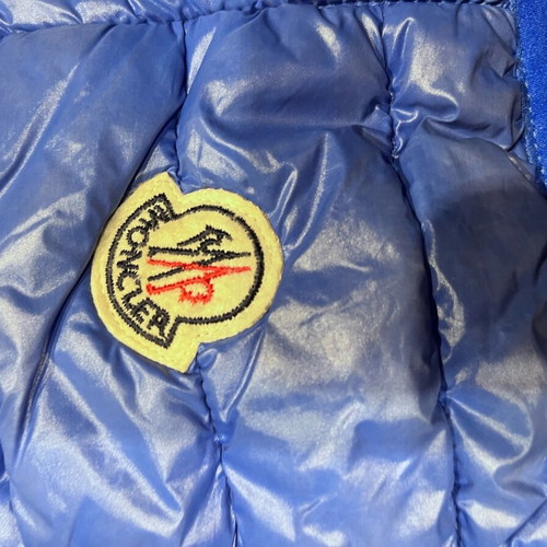 Sleeveless jacket like new with hood blue