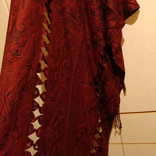 Pashmina with fringes lightly used in good condition