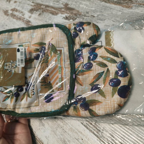 Kitchen glove, pot holder and towel set new from Cyprus