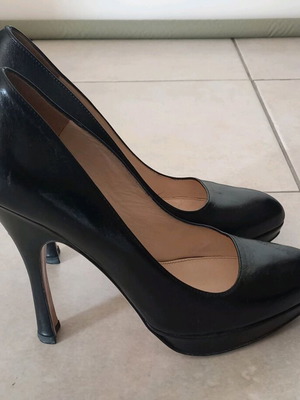 Prada black leather pumps size 39.5 like new