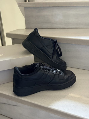 Nike Air Force 1 αθλητικά παπούτσια σε μαύρο, μέγεθος 39