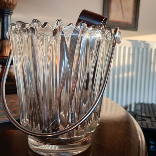 Ice bucket with tongs like new