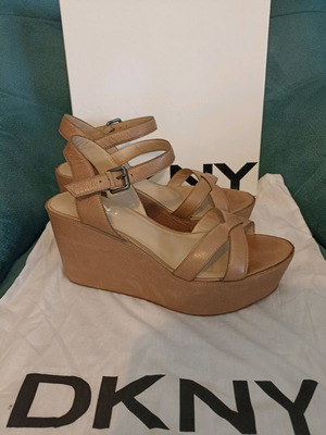 Πλατφόρμες DKNY από grain leather μεταχειρισμένες, νούμερο 38, etupe
