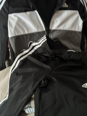 Καινούριο σετ φόρμες Adidas unisex για 9-10 ετών, μέγεθος 140 cm