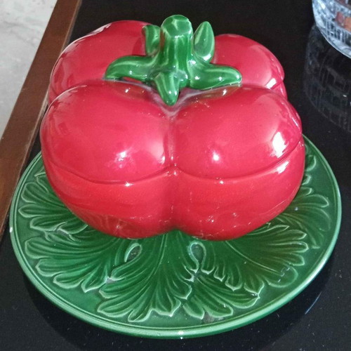 Tomato-shaped sauce dish like new, set with plate