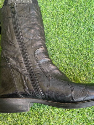 Leather men's boots size 44 like new, biker style, black