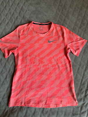 Nike μπλούζα σαν καινούργιο, κόκκινη και ροζ, μέγεθος S