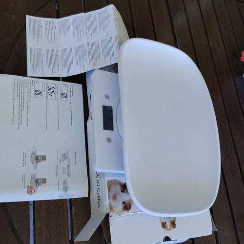 Electronic scale with removable concave tray and LCD display, new