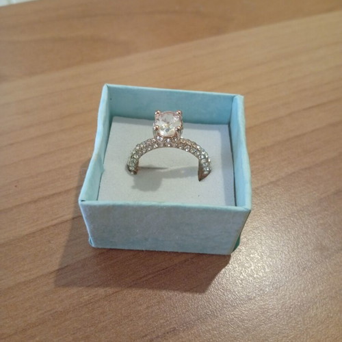 Ring like new, shiny, solitaire look, white color