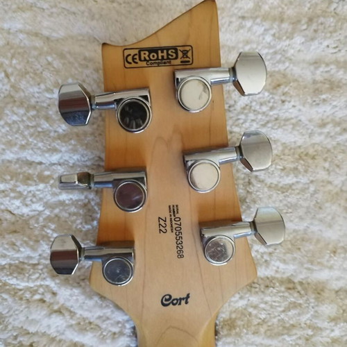 Cort Z22 electric guitar like new with case and strap
