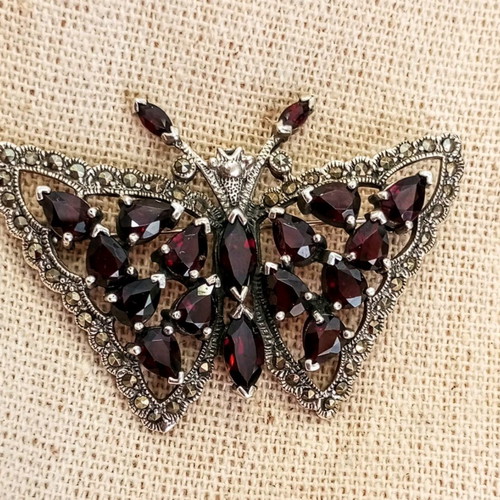 Silver brooch 925 with garnets like new