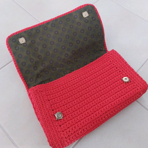 Handmade red knitted shoulder bag with chain and inner pocket