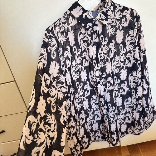 Black and ecru shirt medium, like new, loose fit