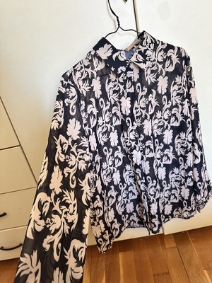 Black and ecru shirt medium, like new, loose fit