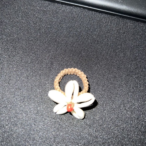 Daisy ring used, white and gray