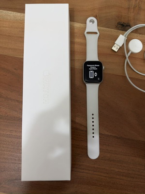 Apple Watch Series 6 44mm ασημί αλουμίνιο σαν καινούργιο με λευκό sport λουράκι