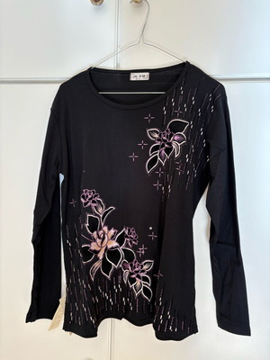 Women's blouse new, size M-L, slim fit