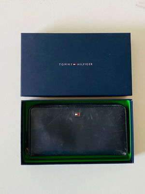 Tommy Hilfiger leather wallet used, classic navy with box