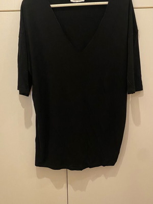 Oversized Zara T-shirt black with neck design, like new