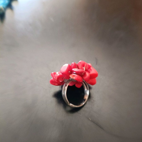 Ring with red beads like new, adjustable diameter