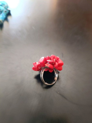 Ring with red beads like new, adjustable diameter
