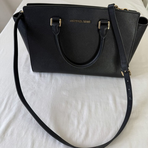 Michael Kors handbag like new, black with gold details