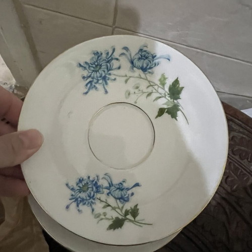 Vintage Chinese tea set like new with 6 cups and 6 dessert plates