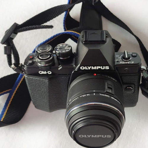 Olympus OM-D E-M10 Mark II mirrorless camera like new