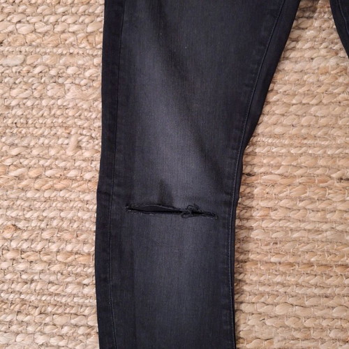 One Teaspoon women's black jeans mid-rise like new with knee rip