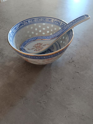 Porcelain ramen bowl like new with spoon