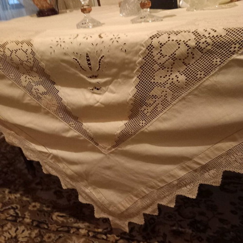 Τραπεζομαντίλο μπεζ 180x180 με χειροποίητο πλεκτό και κοφτό καινούργιο