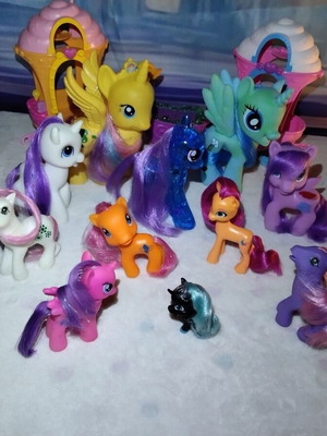 My Little Pony set of 11 figures with 2 carriages used